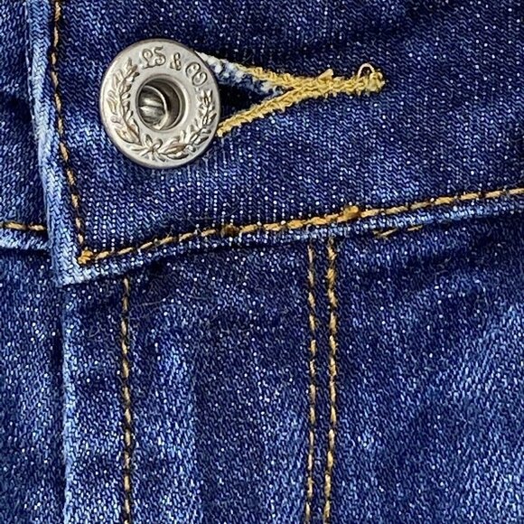 Levi’s Women’s Cutoff Distressed Denim Jean Shorts 4 Dark Blue Casual Summer - Picture 2 of 8